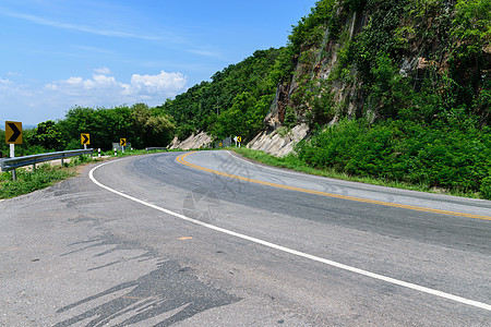 弯曲道路天空国家森林风景山脉旅行阳光游客运输曲线图片