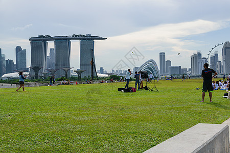 是一个撤退小路雕塑旅游游客公园商业棕榈景观建筑学城市图片