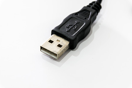 在白色背景上隔离的黑色 USB 连接器界面插座宏观技术互联网电缆力量绳索塑料电子图片