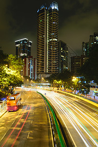 夜间的车灯商业城市景观运输街道车辆蓝色地球线条市中心图片
