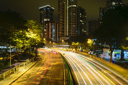 夜间的车灯地球线条汽车戏剧性蓝色辉光市中心景观城市场景图片