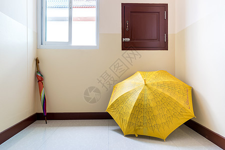 装在房间角落的多彩雨伞季节性黄色帮助季节太阳天气庇护所白色彩虹窗户背景图片