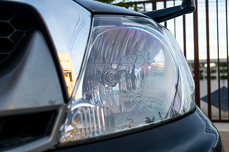 机动车前的强烈灯光照亮汽车前方反射驾驶商业力量合金交通保险杠大灯轮子速度图片