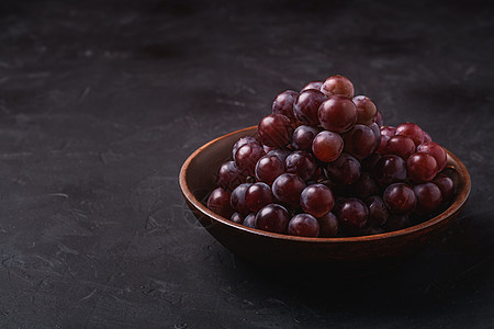 棕色木头碗中新鲜成熟的葡萄莓盘子石头水果食物甜点空间饮食收成季节团体图片