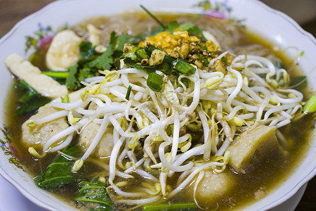 餐厅的泰国鸡肉丸汤午餐大豆蔬菜盘子面条文化肉丸辣椒美食食物图片