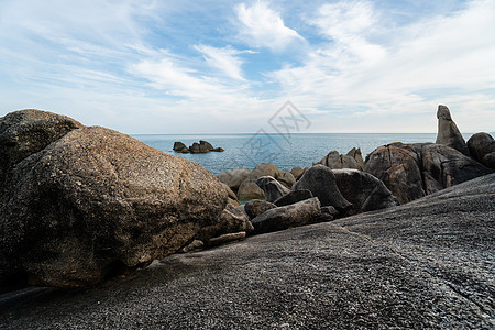 大悬崖和大海 天空充满云彩的蓝色天空橙子风景巨石场景旅游海景阳光支撑岩石石头图片