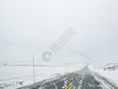 穿过暴风雪的暴风雪 用黑冰在路上 挪威黑冰乡村国家冰镇风景冻结森林季节小路交通图片