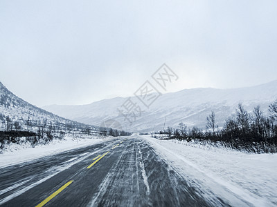 穿过暴风雪的暴风雪 用黑冰在路上 挪威风暴风景旅行天气冻结森林运输国家季节黑冰图片