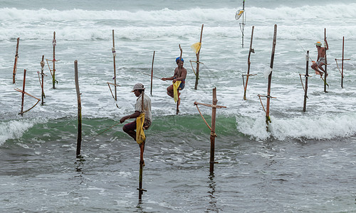 斯里兰卡南部省Weligama 2020年7月26日 斯里兰卡南部的渔夫美景文化渔民吸引力地平线热带蓝色社论男人海景海浪图片