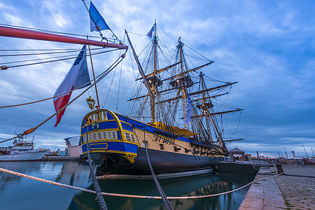 法国海军标志性船只之一赫敏号的宏伟复制品绳索护卫舰海景城市假期历史桅杆旅行导航船体图片