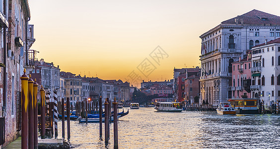 黄昏大运河全景及其交通 在意大利维内托威尼斯有其典型的外墙和歌多拉斯图片