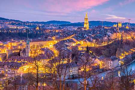 瑞士首府伯尔尼老城历史大教堂戏剧性蓝色首都旅游房子石头天际日落图片