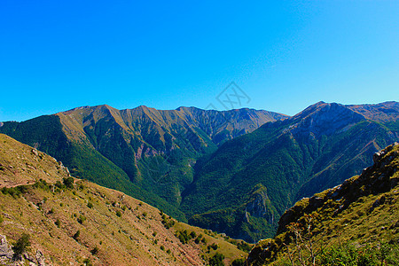 从波斯尼亚古老的卢科米尔村看到山峰和山峰植物群山脉爬坡风景农村森林太阳阳光场景牧歌图片