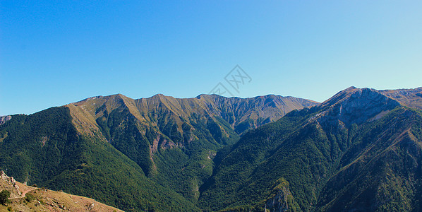 秋天山上的山峰横幅 背景是万里无云的蓝天 毗邻波斯尼亚老村庄 Lukomir 山 波斯尼亚和黑塞哥维那图片