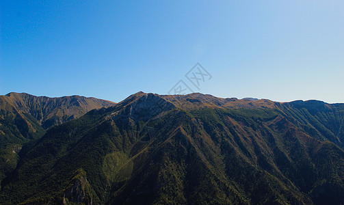 在老的波斯尼亚村庄卢科米尔上方有植被的山峰 山峰和山丘图片