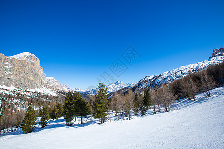 Dolomites冬山滑雪度假胜地森林高山岩石假期旅行蓝色运动天空旅游全景图片