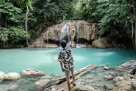 站在国家公园埃拉旺瀑布的石头上的人图片