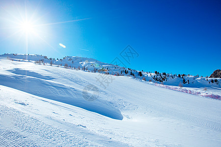 Dolomites冬山滑雪度假胜地天空蓝色顶峰岩石单板森林风景运动太阳高山图片