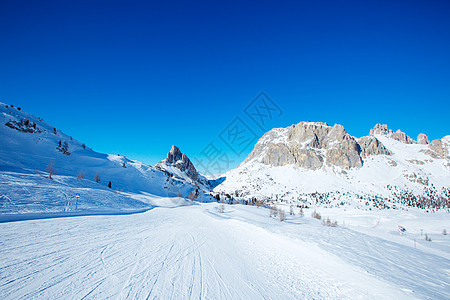 Dolomites冬山滑雪度假胜地高山旅行全景单板岩石风景山脉森林蓝色天空图片