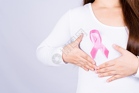 女性胸部的乳腺癌意识丝带和灰色背景下的自我检查 广告概念的医疗 保健治愈考试帮助癌症外科生存诊断治疗生活预防图片