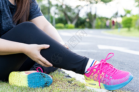 亚洲女性在公园跑步和跑出去后 将痛苦的幼崽大腿痛进行按摩 因运动和运动概念而受伤赛跑者事故男性运动员抽搐小牛伤害男人扭伤慢跑者图片