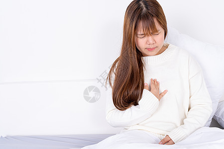 年轻妇女在床上醒来后胸部疼痛 医疗保健 医疗或日常生活概念等都受了伤 见ECN 4Sub 2200010焦虑胃肠病女性痛苦疾病女图片