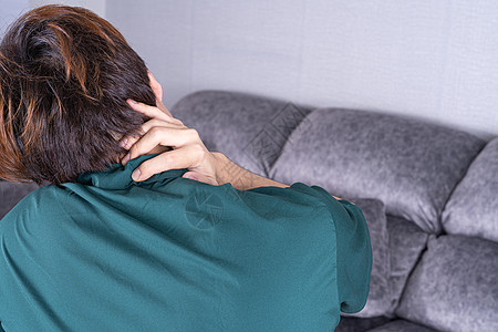 青年男子在家中坐在沙发上时颈部疼痛 医疗保健 医疗或日常生活概念也令人痛不欲生办公室压力解剖学男性身体伤害疾病背痛痛苦肩膀图片