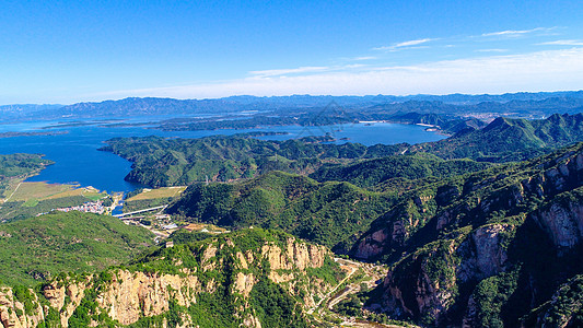 美丽蓝天背景下带水库的山鸟瞰图旅游农村爬坡山脉场景蓝色发束游客地球森林图片