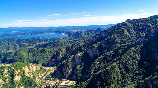 美丽蓝天背景下带水库的山鸟瞰图地球发束全景旅行悬崖土地天空山脉场景游客图片