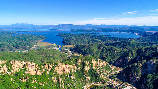 美丽蓝天背景下带水库的山鸟瞰图旅行山峰地球旅游山脉蓝色公园天空岩石闲暇图片