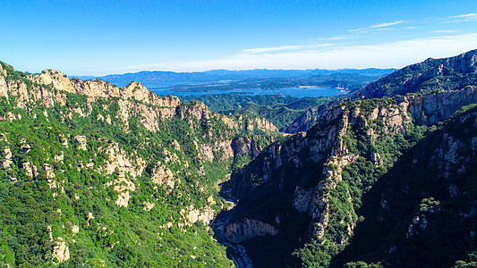 美丽蓝天背景下带水库的山鸟瞰图场景旅行游客地球松树蓝色土地闲暇爬坡悬崖图片