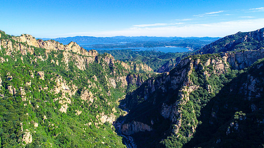 美丽蓝天背景下带水库的山鸟瞰图土地山脉岩石旅行爬坡闲暇山峰旅游蓝色森林图片