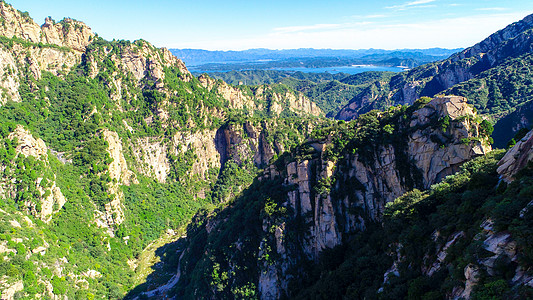 美丽蓝天背景下带水库的山鸟瞰图山峰爬坡全景岩石公园场景旅游闲暇森林松树图片