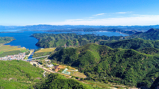 美丽蓝天背景下带水库的山鸟瞰图岩石农村森林松树悬崖爬坡全景旅游山峰发束背景图片