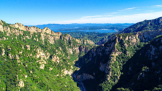 美丽蓝天背景下带水库的山鸟瞰图爬坡农村公园森林土地旅游全景地球蓝色发束图片