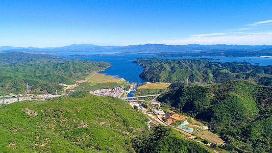 美丽蓝天背景下带水库的山鸟瞰图岩石天空旅游场景旅行闲暇游客发束农村悬崖图片