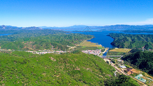 美丽蓝天背景下带水库的山鸟瞰图天空旅游悬崖公园旅行爬坡森林土地发束地球图片