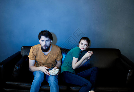 晚上坐在沙发上看电视的离异女人和一个男人男人斗争房间女士女孩丈夫女性男朋友男生妻子图片