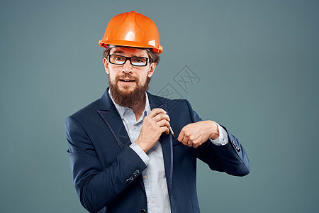 男性在橙色涂颜料的西装中 从事商业职业行业情感领班微笑建筑蓝色工作安全帽男人头发快乐图片