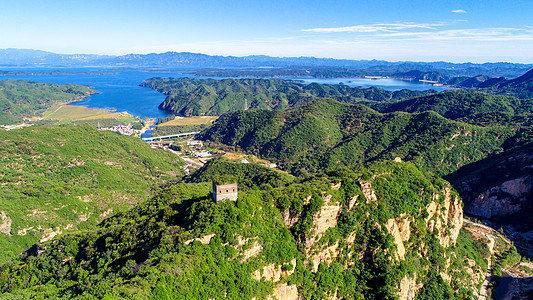 美丽蓝天背景下带水库的山鸟瞰图旅行岩石发束公园山脉农村全景松树天空山峰图片