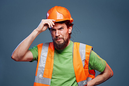 橙色硬帽子安全职业蓝底背景工作人员男性成功承包商头盔商业安全帽男人建设者建造成人工程师图片