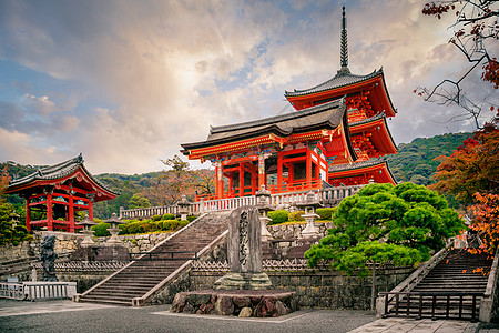 京都秋季三中土塔寺和清水津寺庙图片