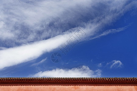 多云的天空和屋顶图片