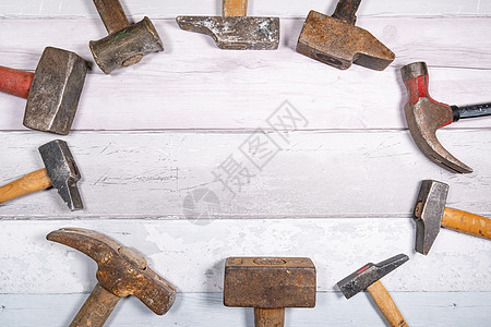 在木制木制木制的圆环上放置各种不同类型的旧锤子工作木头乐器维修金属工业雪橇大锤木工棕色图片