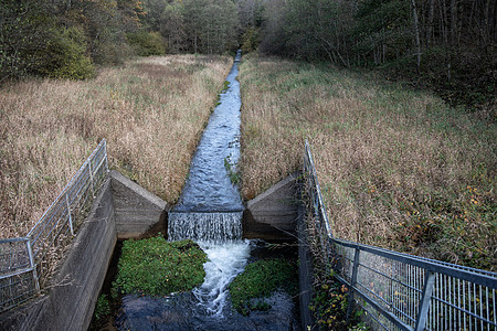 Siegerland 带有级联的水插口的Breitenbach水坝科学食物饮用水绿色枯水森林灌木丛天空布赖大坝图片
