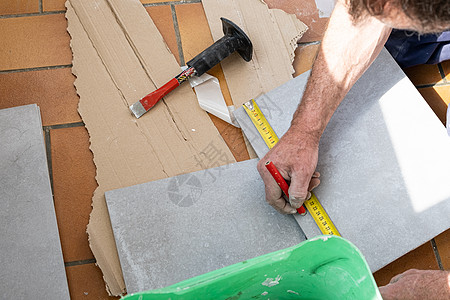 瓷砖在剪裁前先测量瓷砖男人工作地板建设者陶瓷瓦工刀具装修石匠制品图片