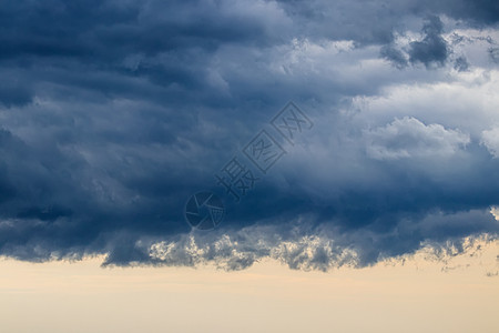 深蓝大风暴在雷暴或飓风前云雾笼罩灾难天气极端场景雷雨蓝色心情危险阴影天空图片