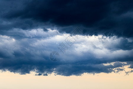 深蓝大风暴在雷暴或飓风前云雾笼罩雷雨极端阴影天气心情戏剧性危险天空场景乌云图片