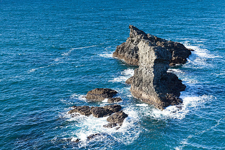 著名的Belle Ile岛海洋中的岩石和悬崖太阳旅游海岸线海景海岸石头蓝色天空海浪支撑图片