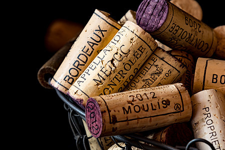 法国葡萄酒在铁线篮子里的旧软木塞片塞子饮料金属酒厂宏观收藏木头葡萄园酒精瓶子图片